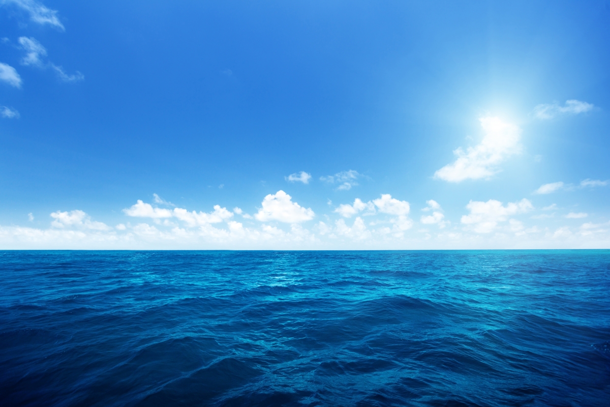 广阔无垠的大海,蓝天白云,自然风景图片